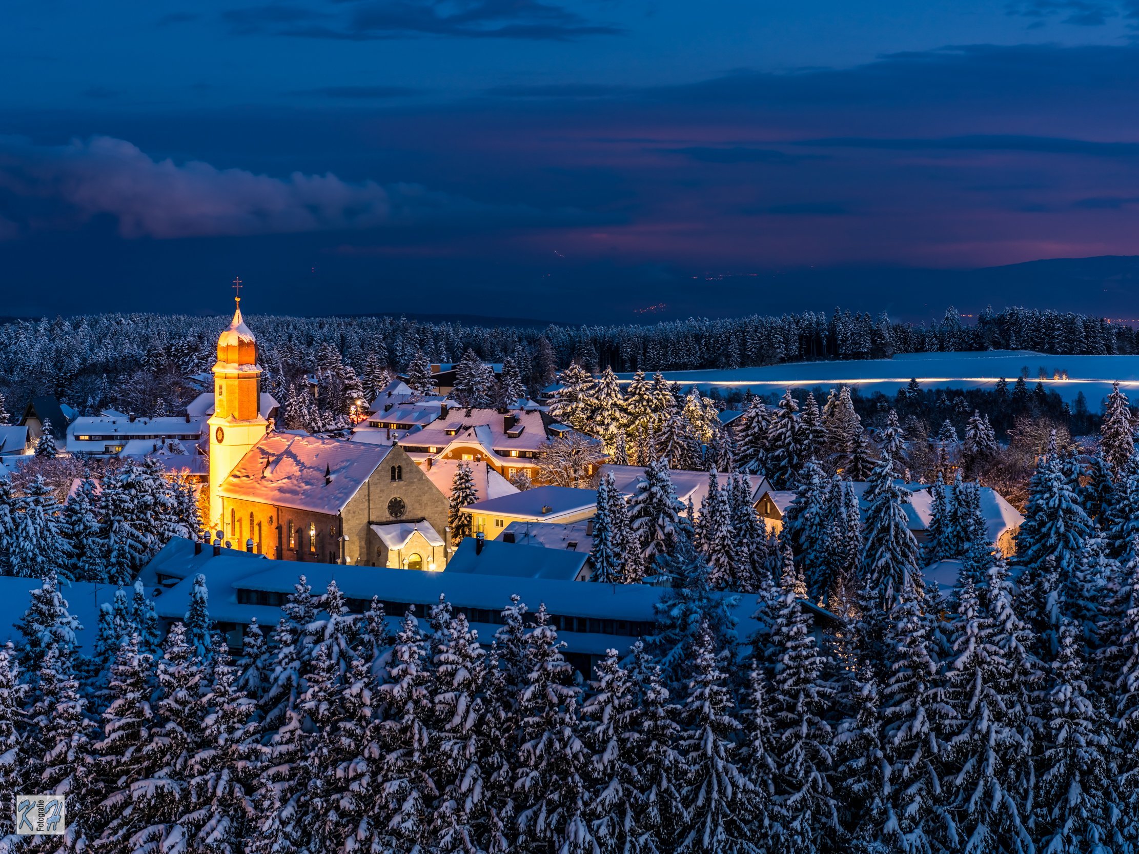 Höchenschwand mit der angeleuchteten Katholische Kirche im Winter